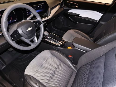 Used 2025 Chevrolet Trax LT FWD image 29