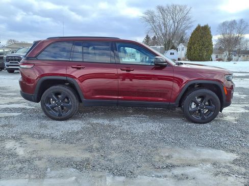 Used 2025 Jeep Grand Cherokee Limited w/ Black Appearance Package image 25