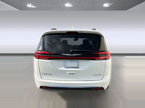 Used 2022 Chrysler Pacifica Limited FWD image 9