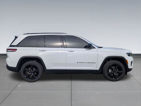 Used 2023 Jeep Grand Cherokee Altitude AWD/4WD image 6