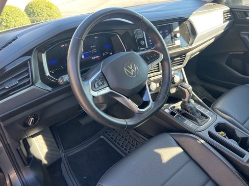 Used 2024 Volkswagen Jetta SE image 4