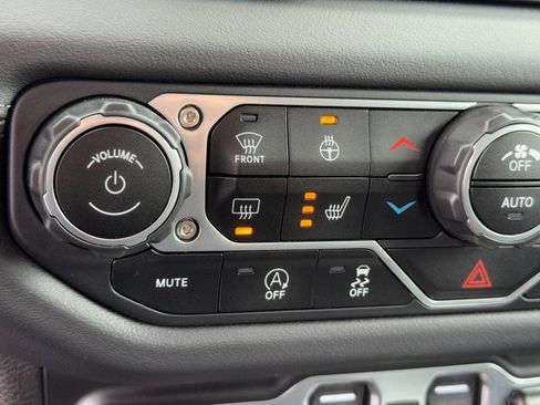 Used 2025 Jeep Wrangler Unlimited Rubicon w/ Convenience Group AWD/4WD image 21