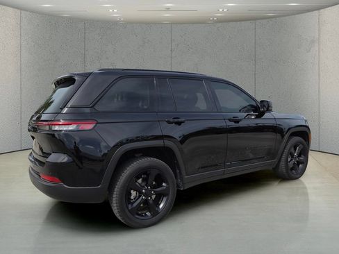 Used 2024 Jeep Grand Cherokee Limited w/ Black Appearance Package AWD/4WD image 4
