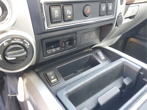 Used 2020 Nissan Titan SL w/ Moonroof Package image 21