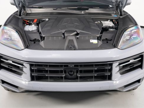 Used 2024 Porsche Cayenne image 8