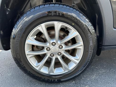 Used 2019 Jeep Cherokee Latitude w/ Popular Appearance Group AWD/4WD image 11