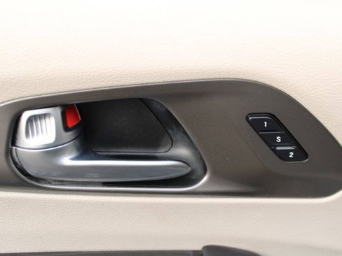 Used 2021 Chrysler Pacifica Touring-L FWD image 22
