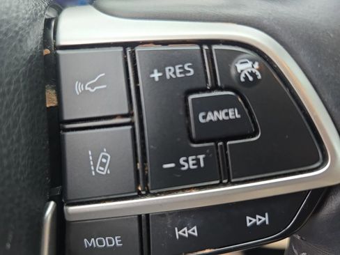 Used 2024 Toyota Highlander Limited image 19