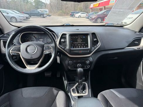 Used 2015 Jeep Cherokee Latitude w/ Cold Weather Group FWD image 11