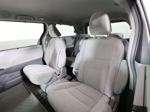 Used 2018 Toyota Sienna LE FWD image 15
