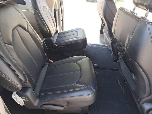 Used 2024 Chrysler Pacifica Touring-L image 11
