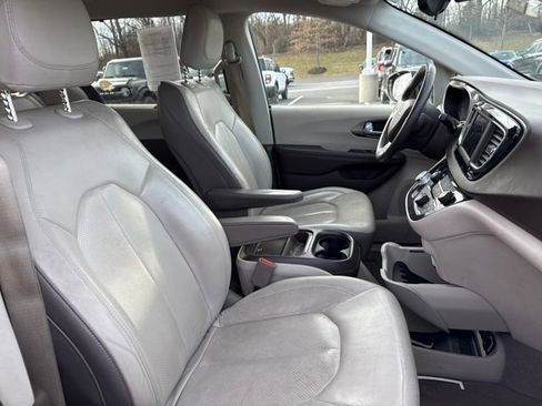 Used 2018 Chrysler Pacifica Touring-L image 10