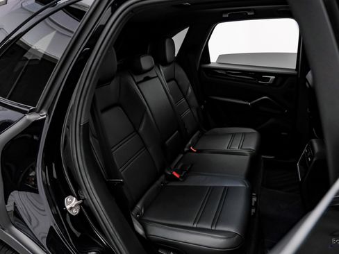Used 2022 Porsche Cayenne w/ Premium Package image 52