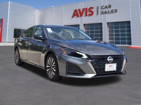 Used 2025 Nissan Altima 2.5 SV FWD image 3