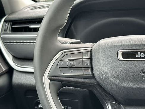 Used 2023 Jeep Grand Cherokee Laredo AWD/4WD image 7