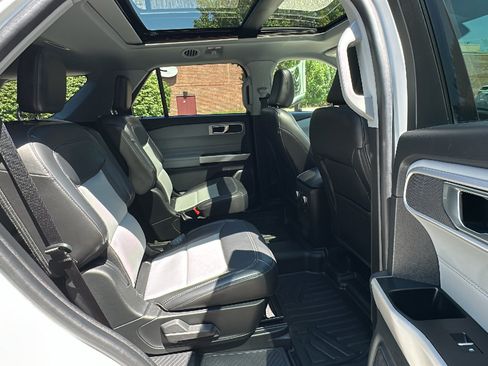 Used 2022 Ford Explorer XLT w/ Equipment Group 202A AWD/4WD image 26