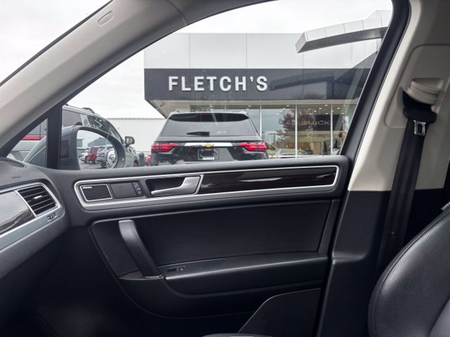 Used 2016 Volkswagen Touareg Executive AWD/4WD image 10