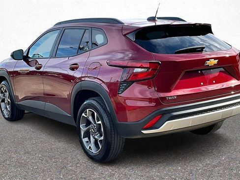 Used 2024 Chevrolet Trax LT w/ Sunroof Package image 5