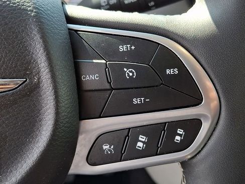 Used 2024 Chrysler Pacifica Touring-L image 18