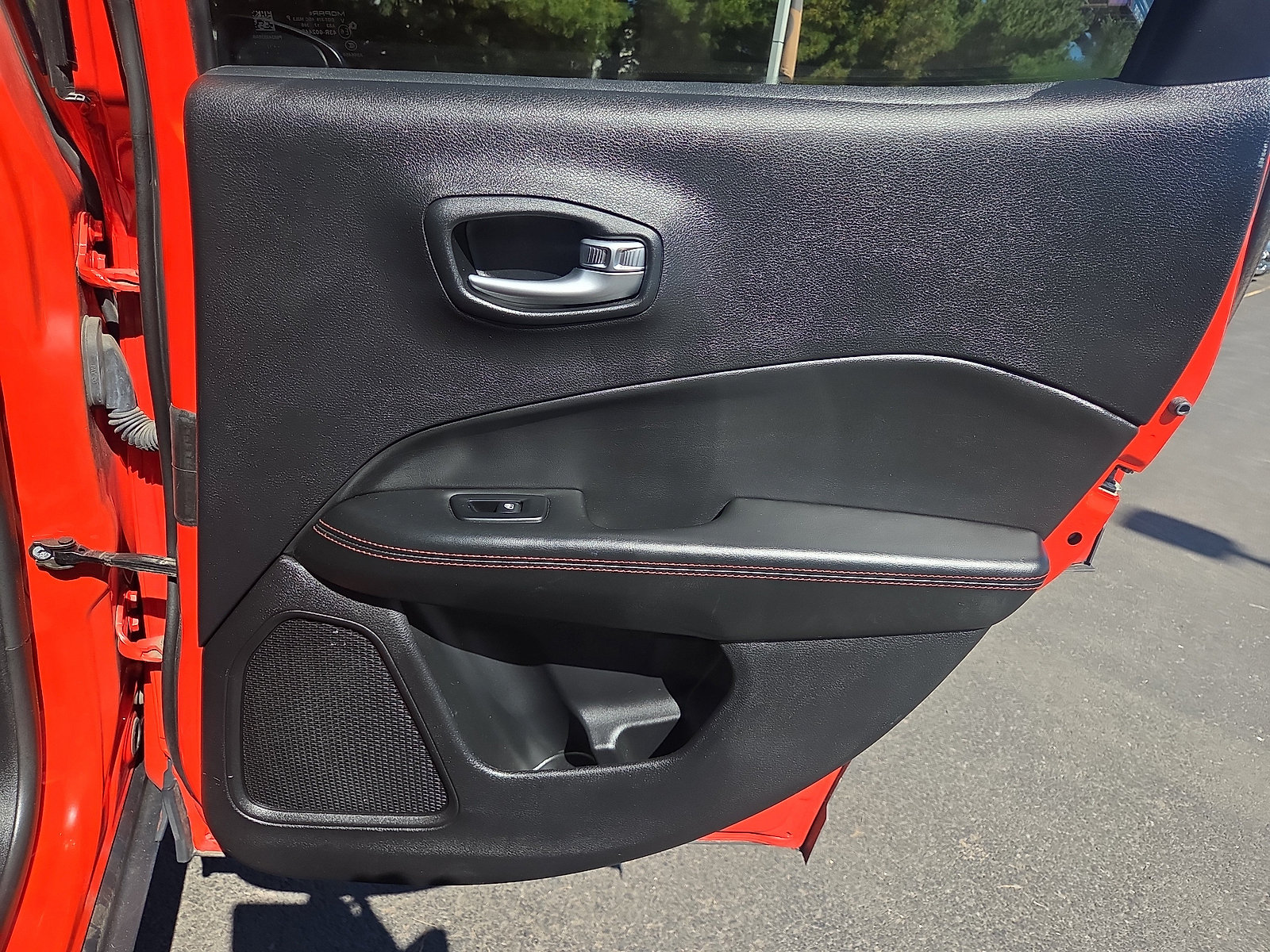 Used 2018 Jeep Compass Trailhawk w/ Leather Interior Group AWD/4WD image 19