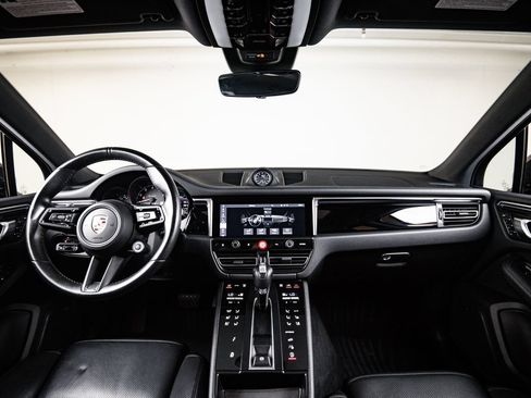 Certified 2024 Porsche Macan AWD/4WD image 25