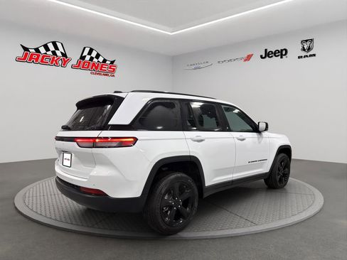 New 2025 Jeep Grand Cherokee Altitude image 10