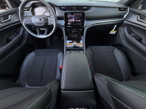 New 2025 Jeep Grand Cherokee L Altitude image 9