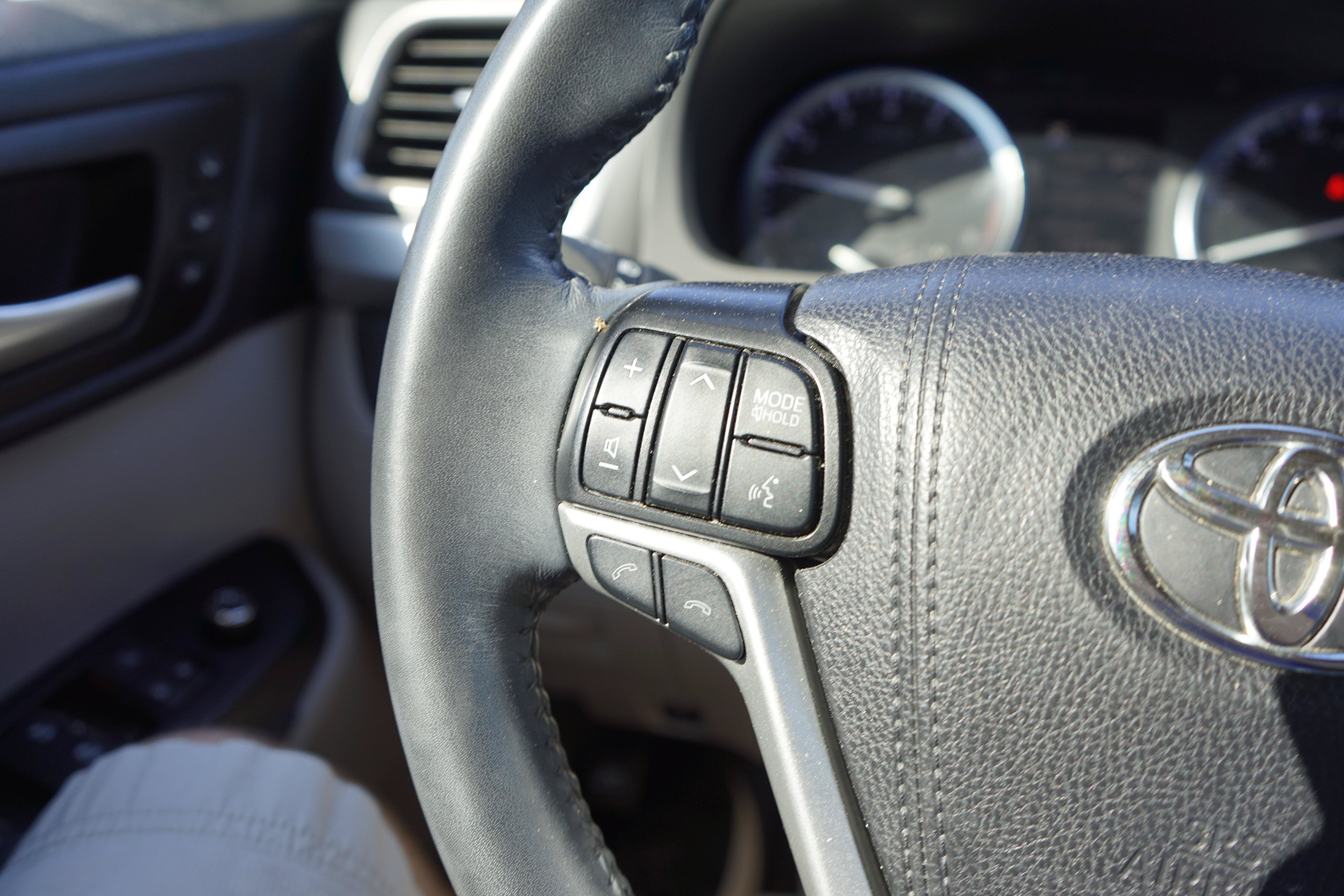 Used 2019 Toyota Highlander Limited FWD image 13
