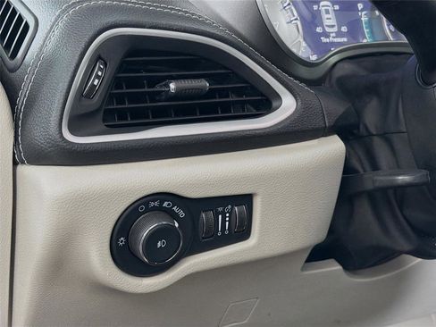 Used 2023 Chrysler Pacifica Touring-L FWD image 10