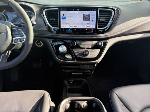 New 2026 Chrysler Pacifica Select image 11