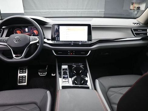 Used 2025 Volkswagen Atlas Peak Edition SE image 9