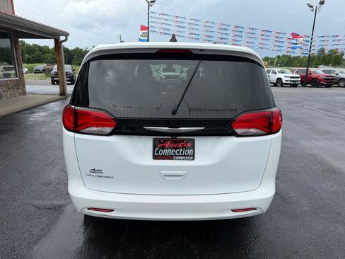 Used 2022 Chrysler Voyager LX FWD image 5