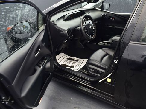 Used 2020 Toyota Prius XLE image 11