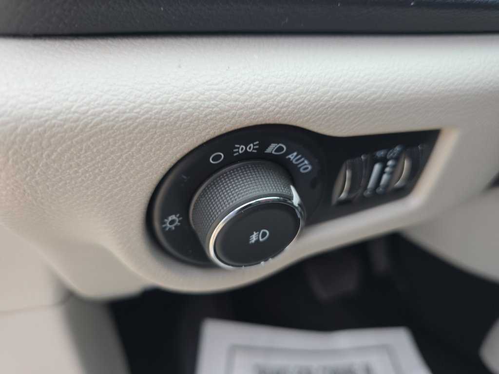 Used 2024 Chrysler Pacifica Touring-L FWD image 15
