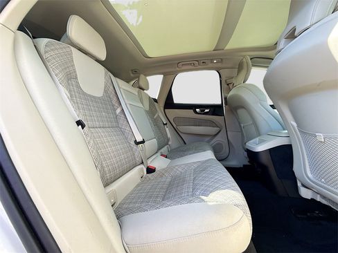 Used 2022 Volvo XC60 B5 Momentum image 30