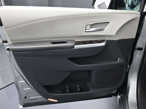 Used 2024 Toyota Sienna XLE FWD image 14