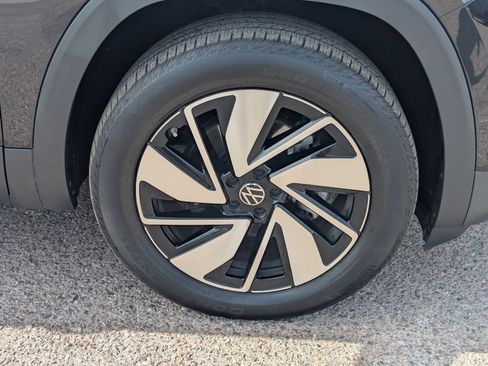 Used 2025 Volkswagen Atlas SE image 9