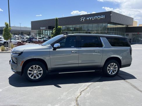 Used 2025 Chevrolet Suburban Premier AWD/4WD image 1