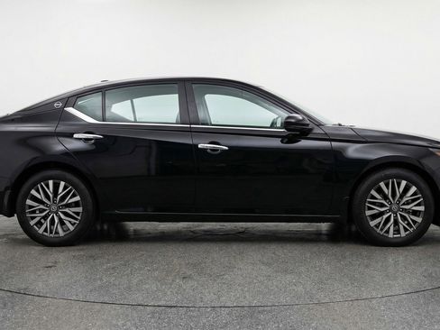 Used 2025 Nissan Altima 2.5 SV FWD image 11