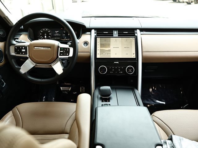 Used 2025 Land Rover Discovery Metropolitan Edition AWD/4WD image 34