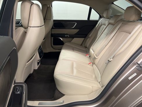 Used 2019 Lincoln Continental Select w/ Continental Climate Package image 31