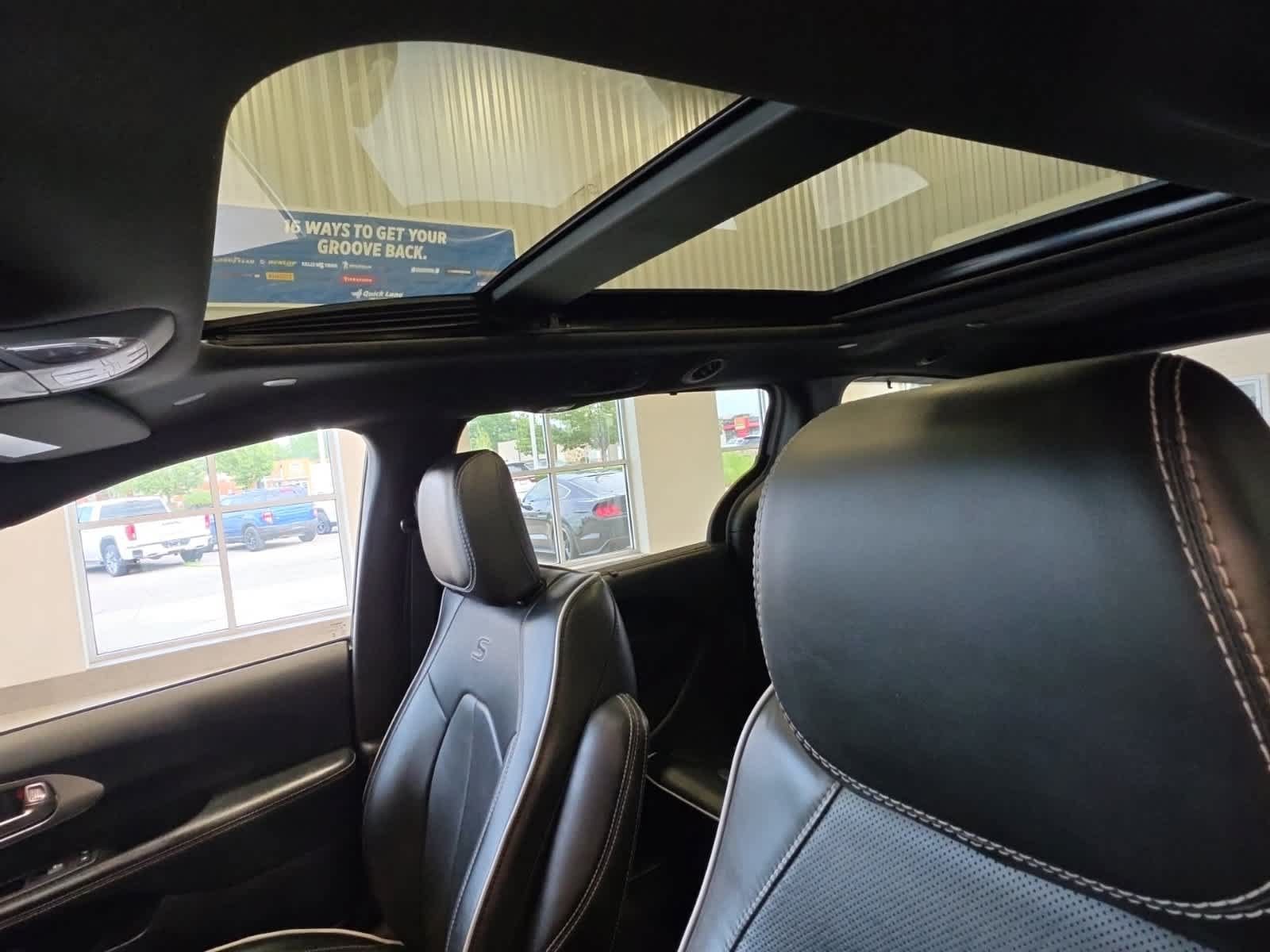Used 2025 Chrysler Pacifica Limited FWD image 20