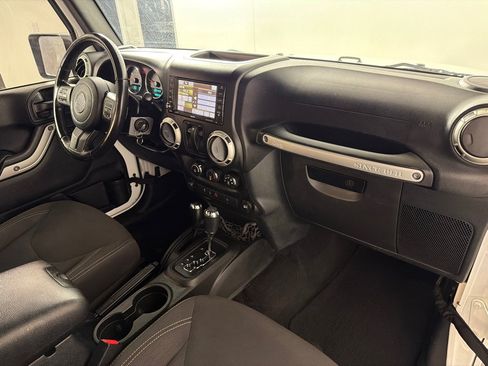 Used 2017 Jeep Wrangler Sahara w/ Dual Top Group AWD/4WD image 22