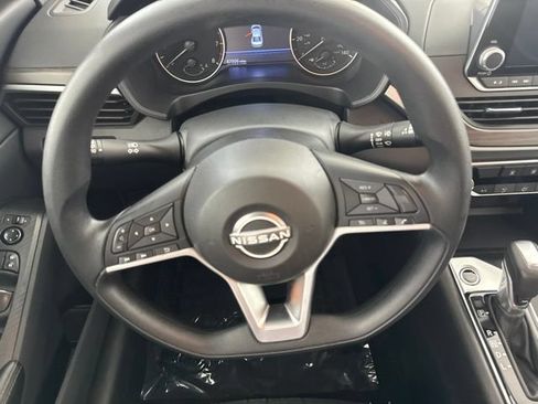 Used 2025 Nissan Altima 2.5 SV FWD image 29