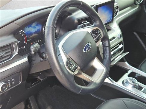 Used 2020 Ford Explorer XLT w/ Equipment Group 202A RWD image 9
