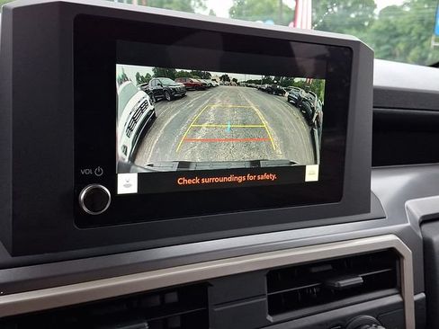 Used 2025 Toyota Tacoma SR5 AWD/4WD image 17
