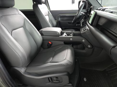 New 2025 Land Rover Defender 90 X-Dynamic SE image 3