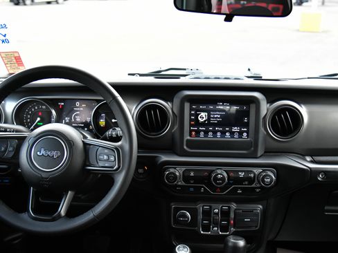 Used 2023 Jeep Wrangler Unlimited AWD/4WD image 35