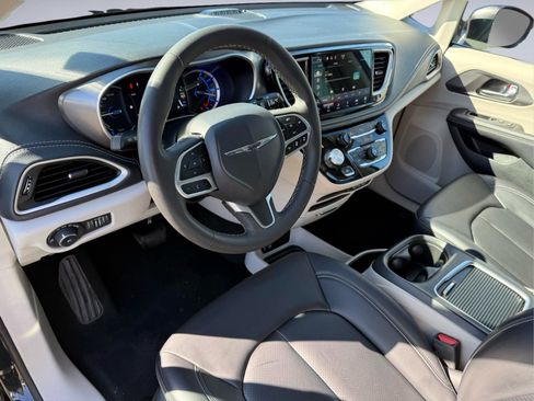 Used 2023 Chrysler Pacifica Touring-L FWD image 15