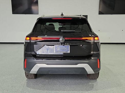 Certified 2025 Volkswagen Tiguan SE FWD image 7